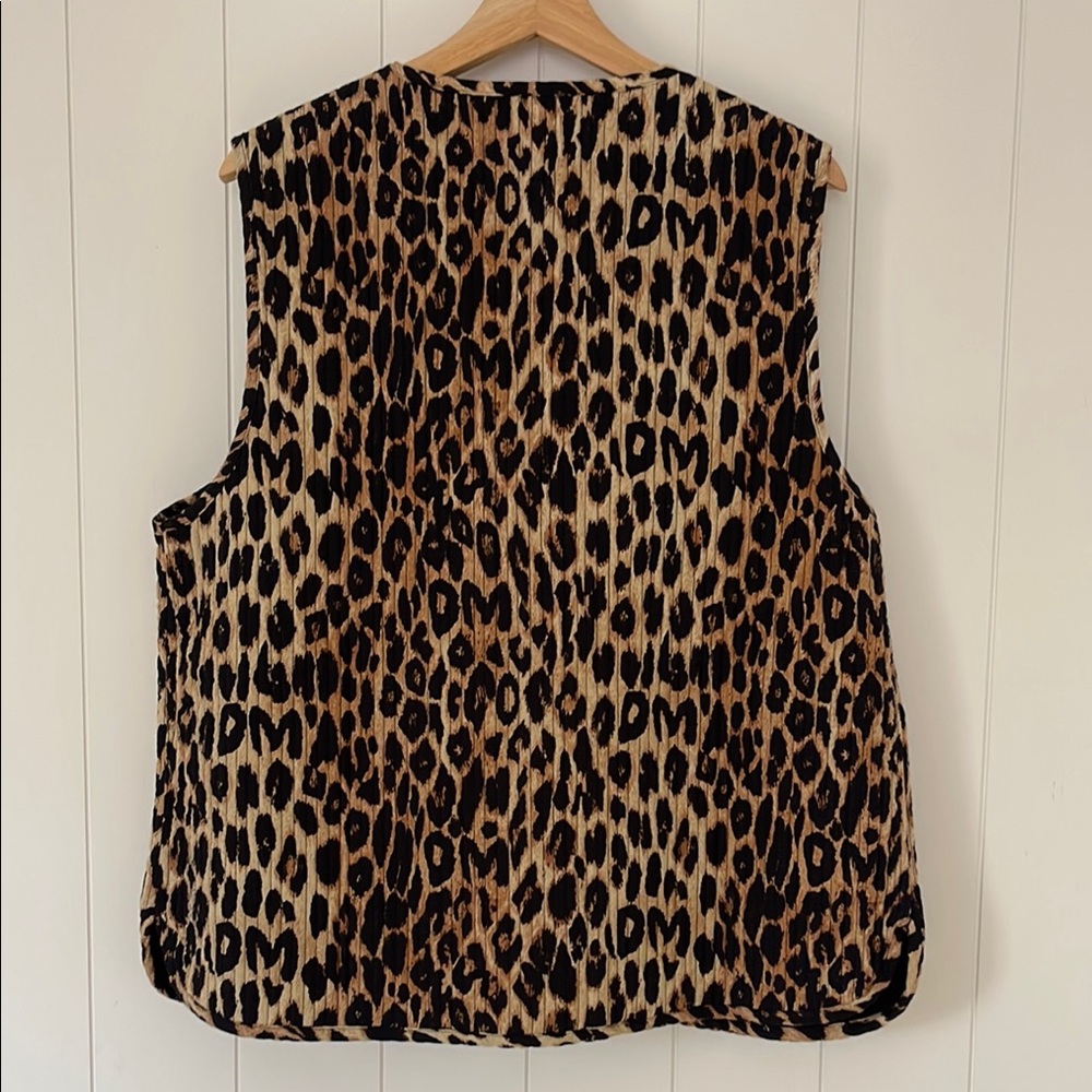 Damson Women's Leopard Print Vest - Picture 3 of 4